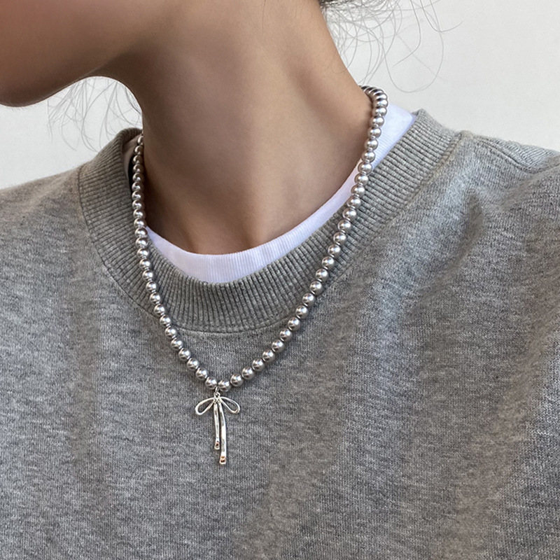 Collana con ciondolo papillon con perla imitazione grigia alla moda per donna impostato di gioielli di tendenza con orecchini a forma di fiocco fatti a mano semplici