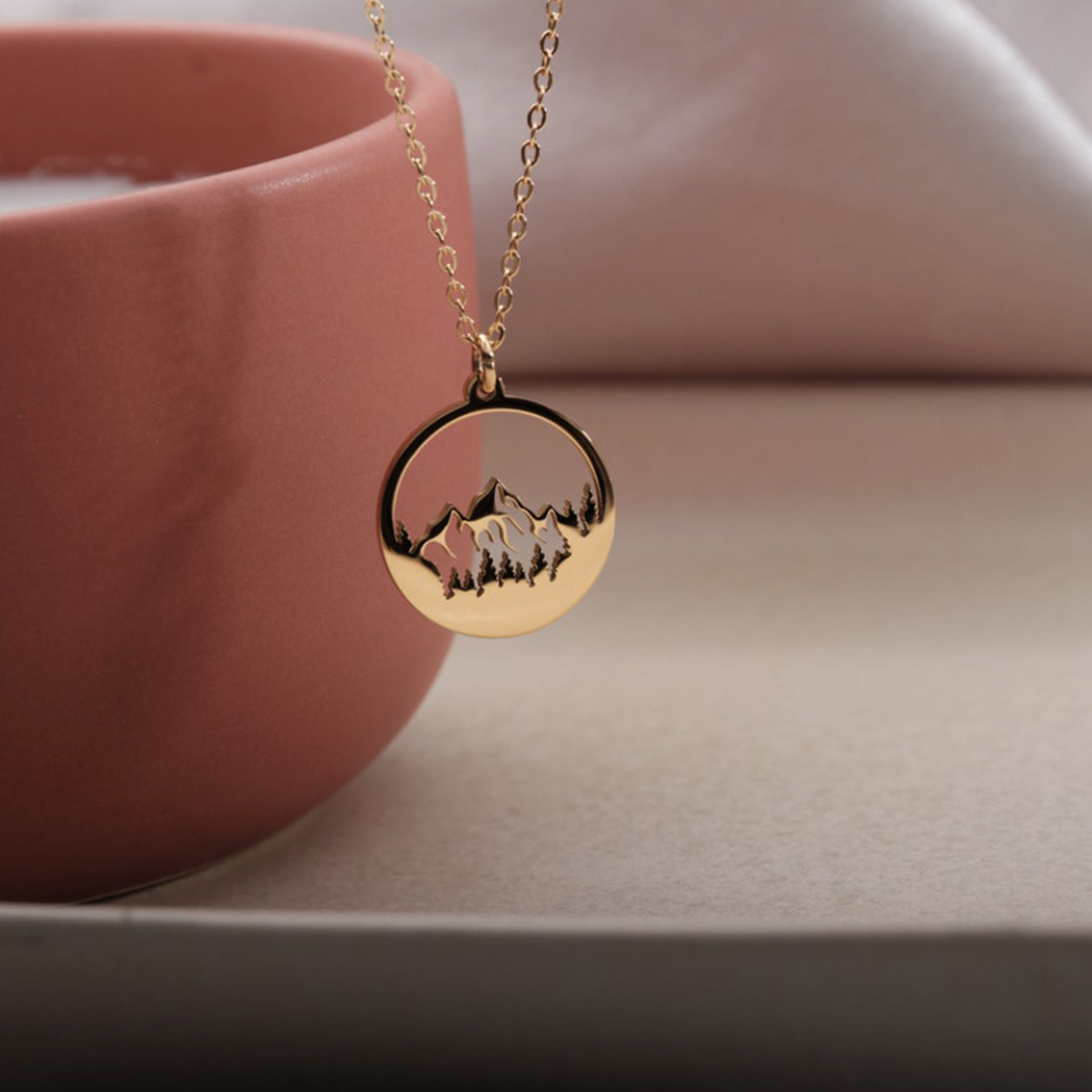 Mountain Ketting Voor Vrouwen Meisjes Vergulde Hollow Mountain Charm Disc Hanger De Bergen Zijn Bellen Wanderlust Sieraden