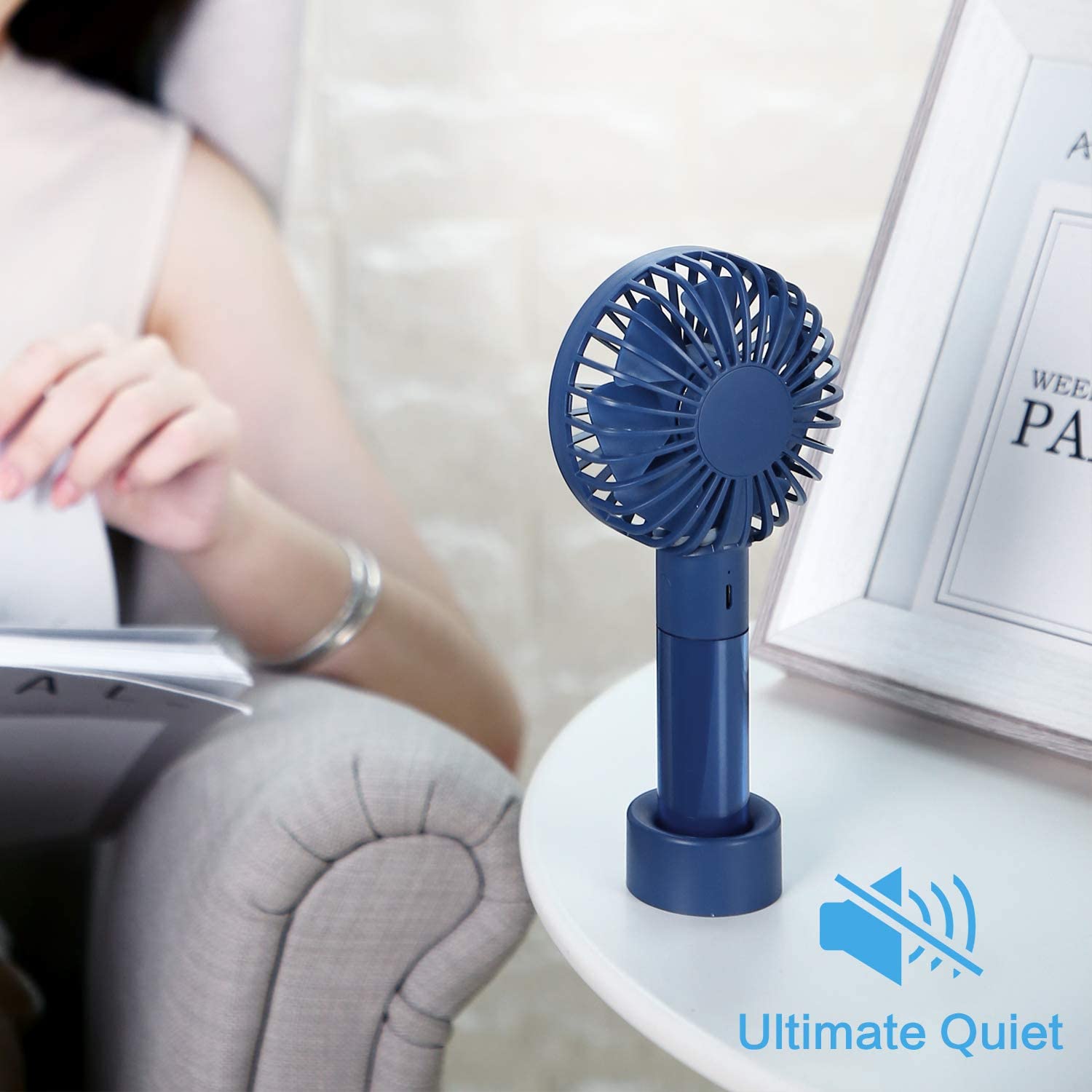 Handheld Mini Ventilator, Mini Persoonlijke Ventilator Met 1200Mah Oplaadbare Batterij, 3 Snelheden Verstelbare, draagbare Bureau Ventilator Met Base