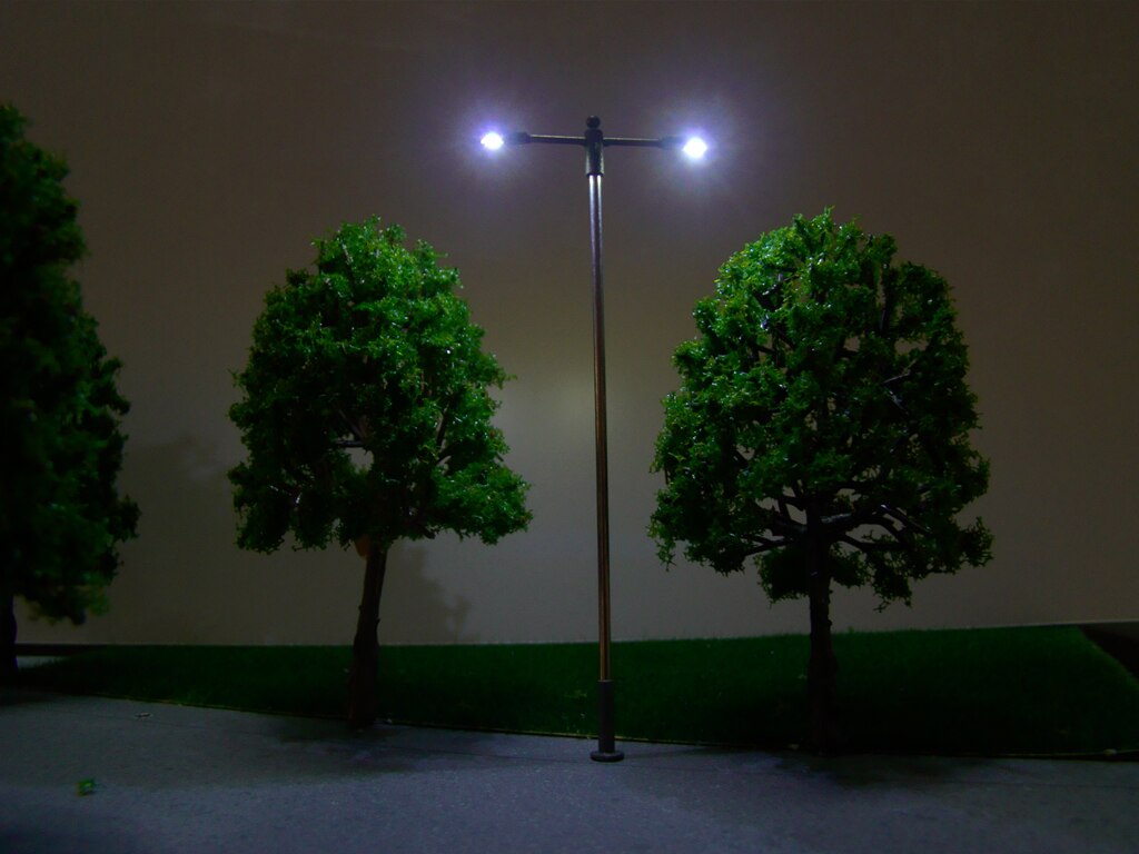 10 Lampioni LED In Scala 1:150 Per Diorami E Modellismo – Doppio Lampione, Altezza 9 Cm, Tensione 3V, Ideali Per Fotografia E Scenografie