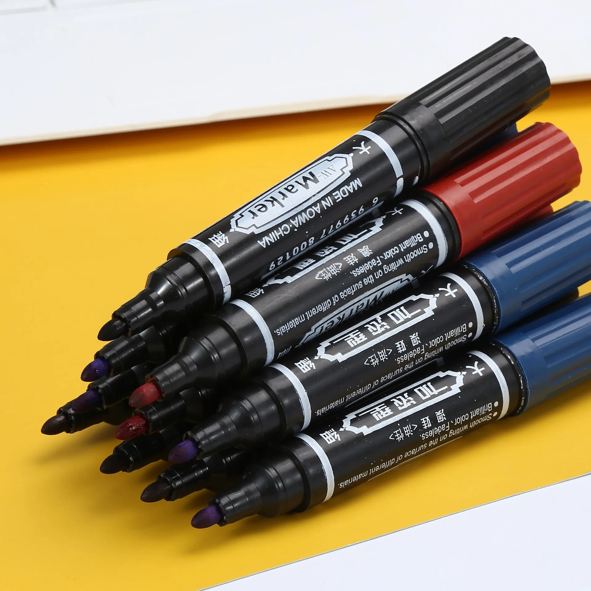 3/6 stk. 3-- fargers dobbeltsidig tusj med oljebasert blekk, hurtigtørkende, vanntett og ikke-viskelig, til kunst- og håndverksprosjekter.