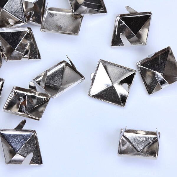 100x 12mm metall pyramidnitar dekorativa nitar gotisk topp