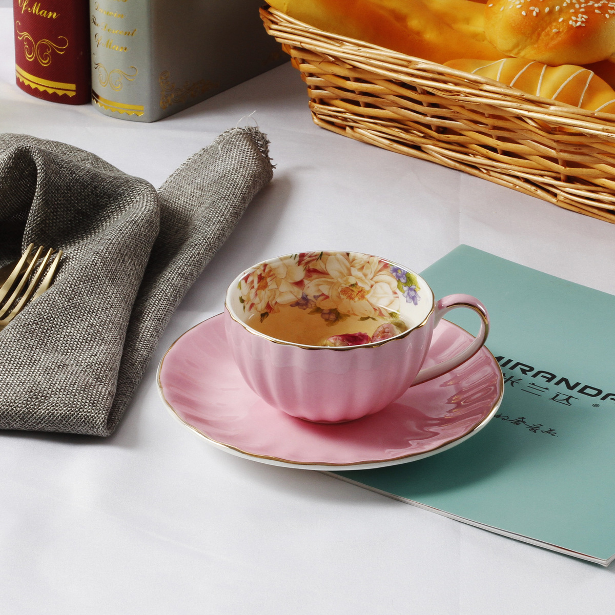 Kleurrijke Bone China Pompoen Koffie Thee Cup Schotels Phnom Penh Keramiek Xicara Cushaw Vorm Sobretudo Feminino Cafe Tazas Tasse