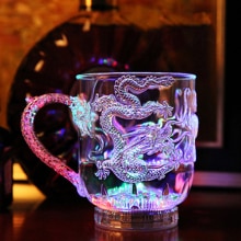 Die leuchtende tasse ist eine helle LED-blitz tasse mit wasser und farbe sensor farbwechsel tasse Neue Drachen tasse регулятормощности