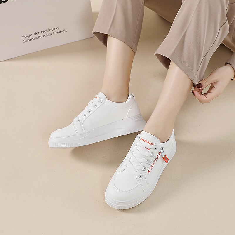 Mały biały buty damskie wrotki 2022 nowa wiosna i jesień niskie buty sportowe na co dzień studenci zwiększają buty skórzane