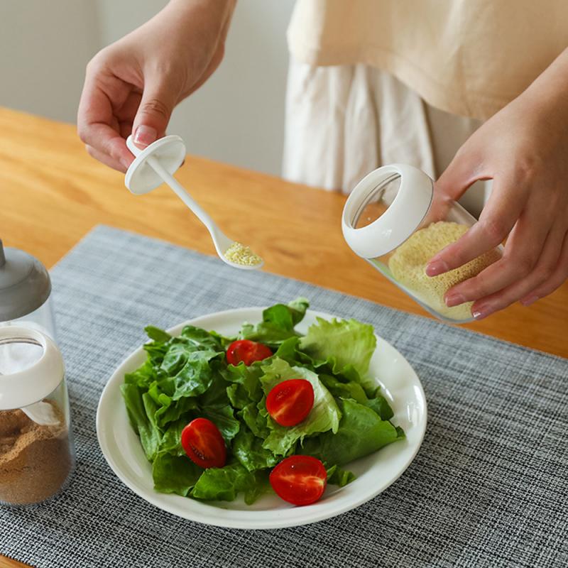 Lepel Deksel Geïntegreerde Vochtbestendige Kruiden Plastic Fles Jar Suiker Layer Opbergdoos Keuken Ingrediënten Tool Accessoires