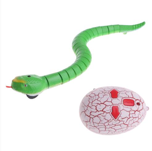 Nyhed fjernbetjening slange klapperslange dyr trick skræmmende ondskabs legetøj: Grøn