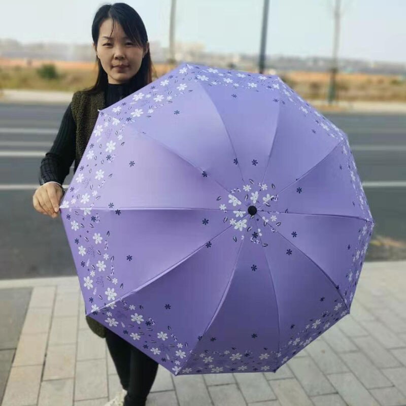 10 k plus størrelse kvinder solrig og regnfuld paraply tre-foldet sort belægning solcreme uv parasol vindtæt stærk regn paraply: 01