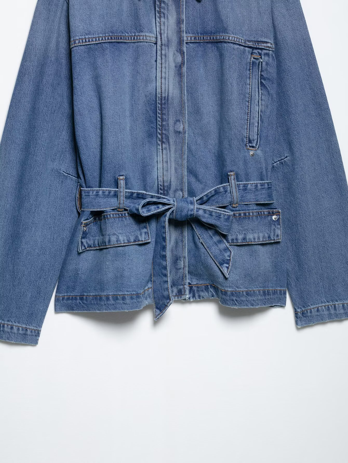 Estilo europeo y americano con cinturón nueva chaqueta vaquera de primavera moderna y versátil