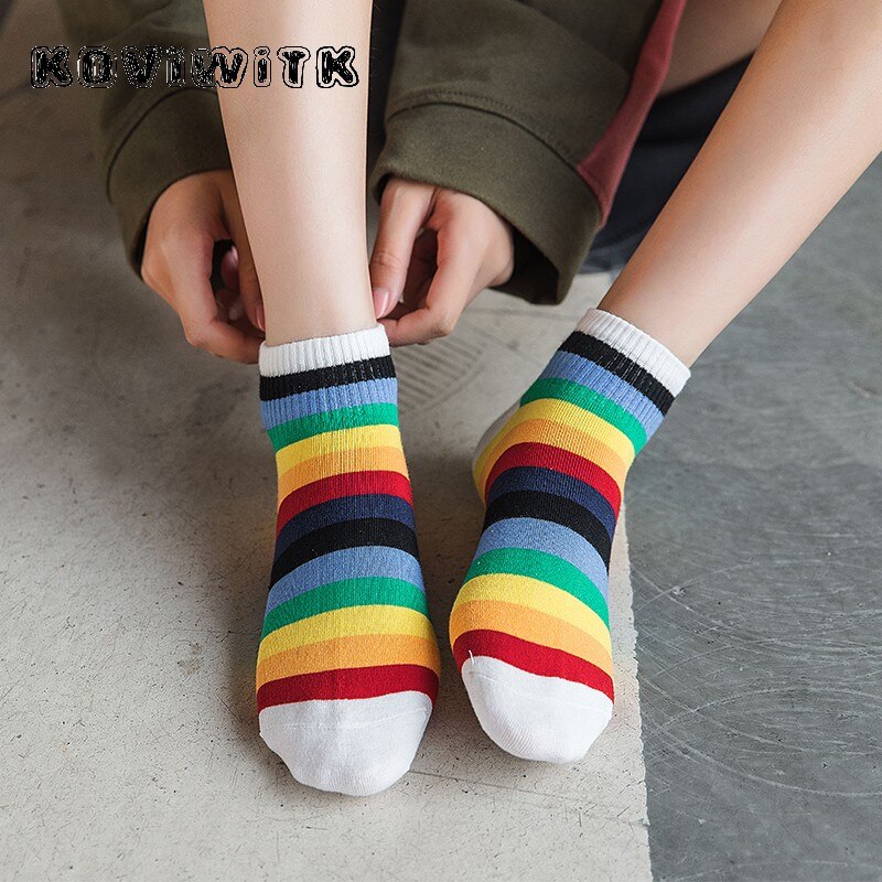 Värikkäät sateenkaari puuvillasukat lyhyet naiset raidallinen punainen sukka hauska harajuku talvi college naiset urheilu naisten nilkka sox