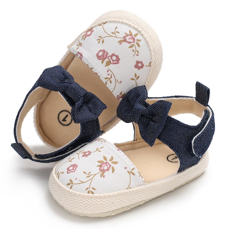 Sommerliche kleinkind-freundlicher-babysandalen mit blumenmuster, weicher sohle und schleife für mädchen, babyschuhe, mokassins