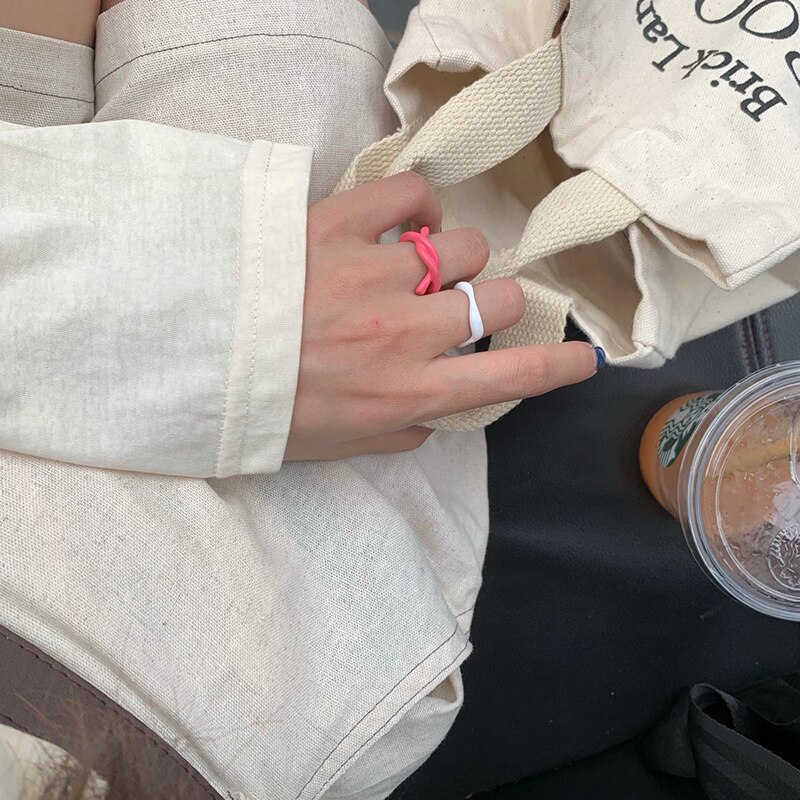 AOMU Neue Korea Stil Einfache Süße Süssigkeit Farbe Acryl Harz verdrehte Ring Unregelmäßige Geometrische Offene Ringe für Frauen