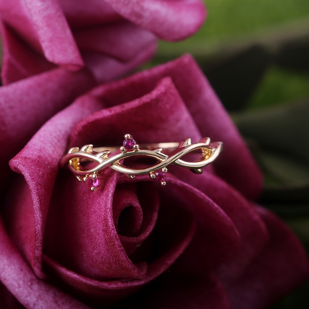 Huitan romantische damesringband twist luxe nobele gouden kleur met rozerode kubieke zirkonia steen damessieraden