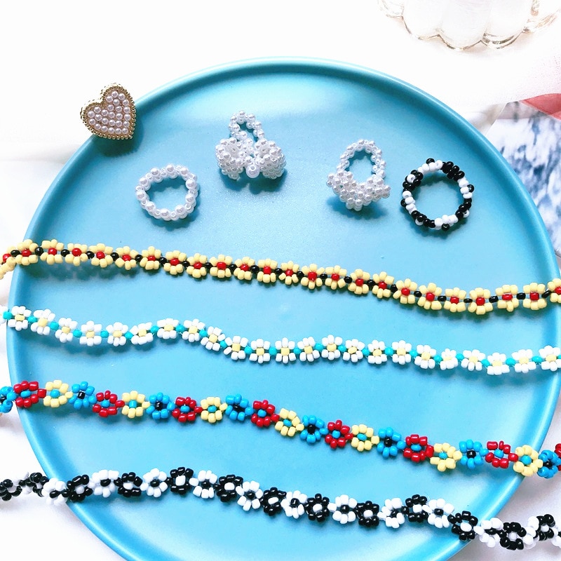 HangZhi Daisy Beaded Choker Necklace - Handmade Acrylic Flower Boho Jewelry for Women