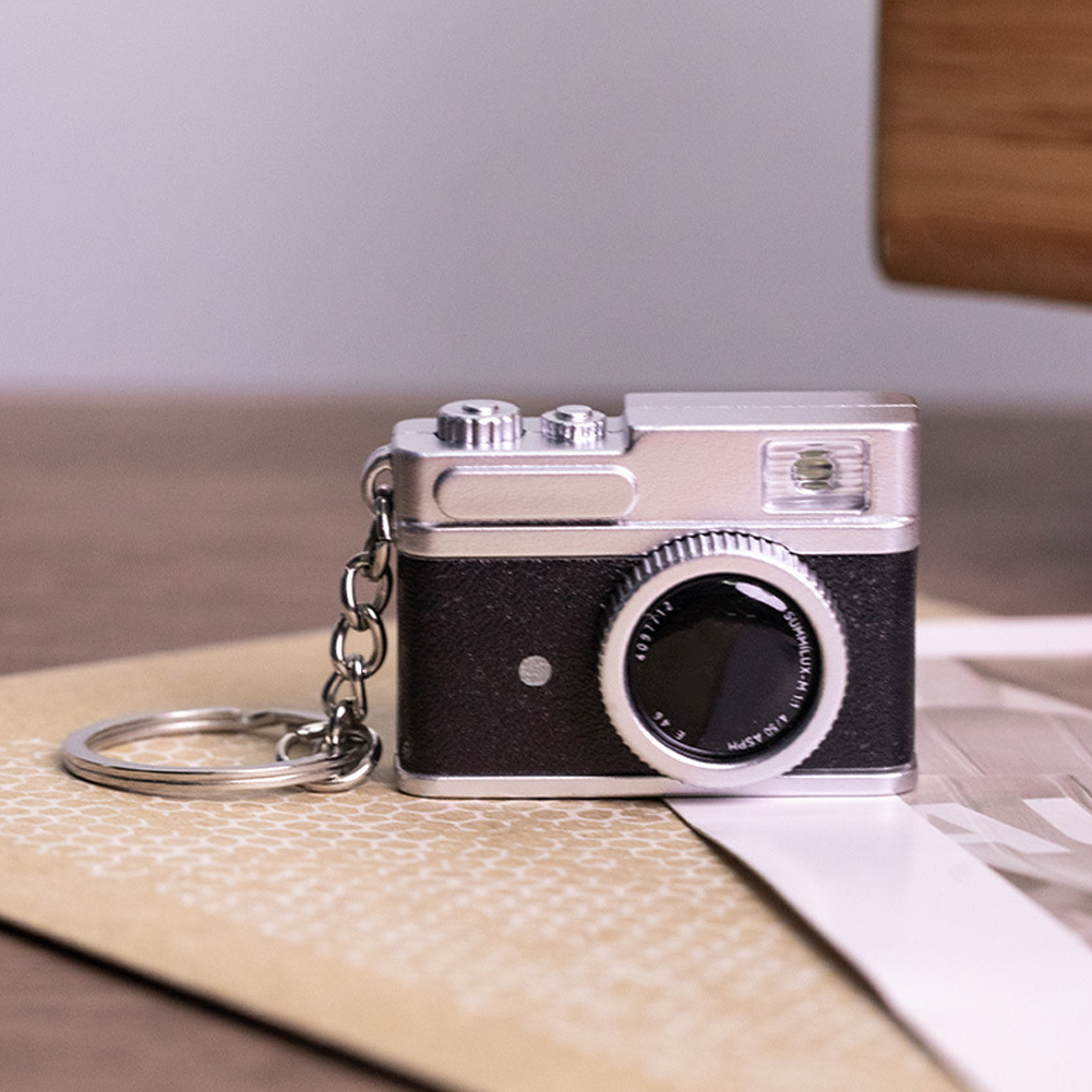 1pc Mini Camera Model Sleutelhanger Retro Camcorder Miniatuur Decor Kan Schijnen Sleutelhanger voor Poppen Camera Geluid Lichteffecten Sleutelhanger: Black