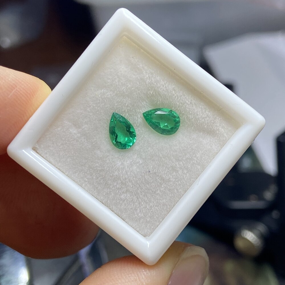 Gemma di smeraldo verde idrotermale colonnica a forma di goccia da 4x6mm da 0.7 carati