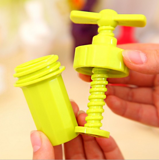 1 ST Keuken Gember Knoflook Handleiding Druk Twist Cutter Crusher Koken Tool Plastic Knoflook Persen Blenders Dunschiller LF 097