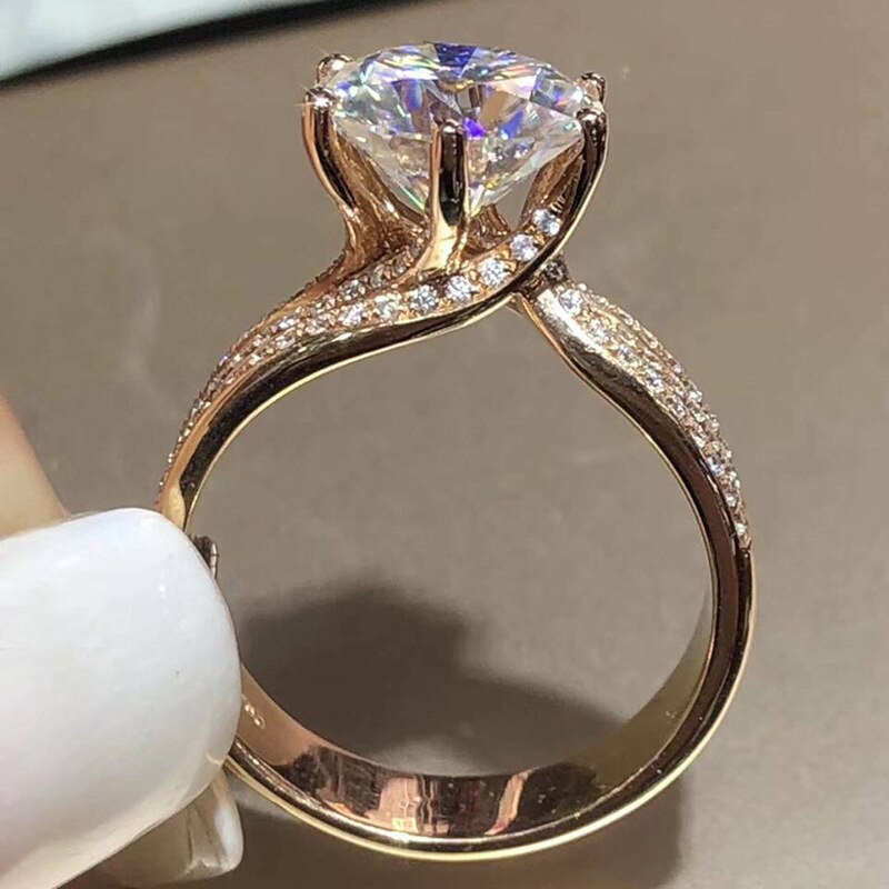 Stijlvolle Gold Kleur Classic Wedding Vrouwen Ring Eenvoudige Vinger Ringen Met Midden Verharde Cz Stones Delicate Vrouwelijke Engagement Sieraden