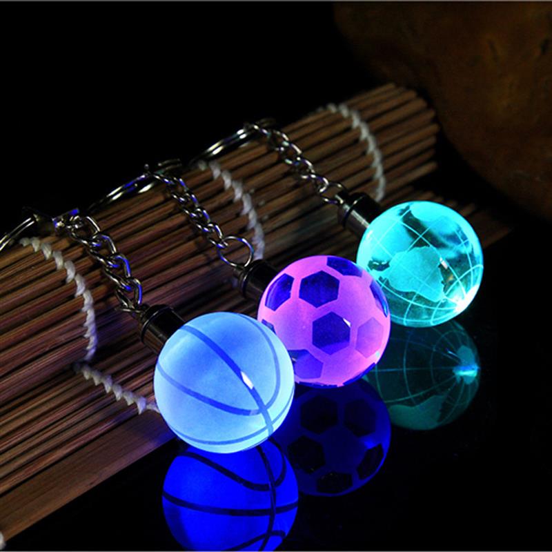 Led Kristal Sleutelhanger Glow In The Dark 7 Kleuren Gloeiende Basketbal Voetbal Globe Hanger Sleutelhanger Nachtlampje