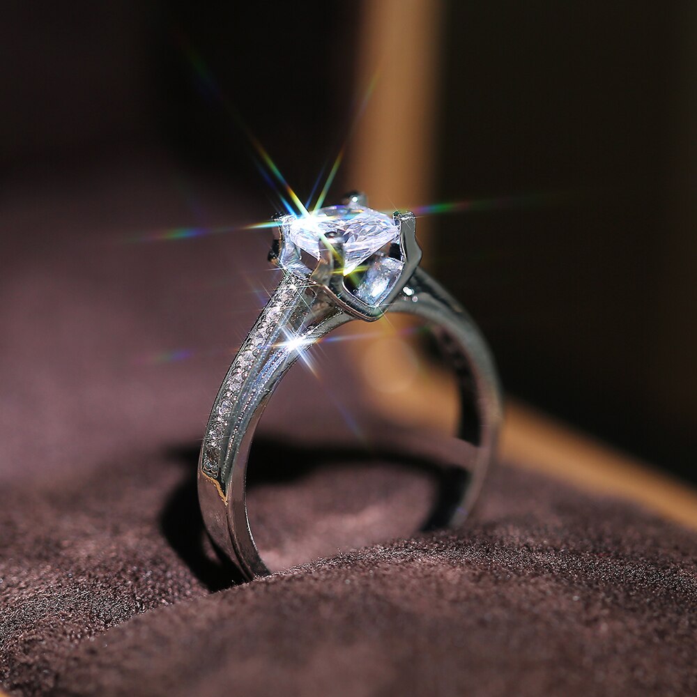 Huitan Luxury Round Zirconia Crystal Finger Ring for Bridal Ceremony Party Wedding Band Jewelry Women Rings