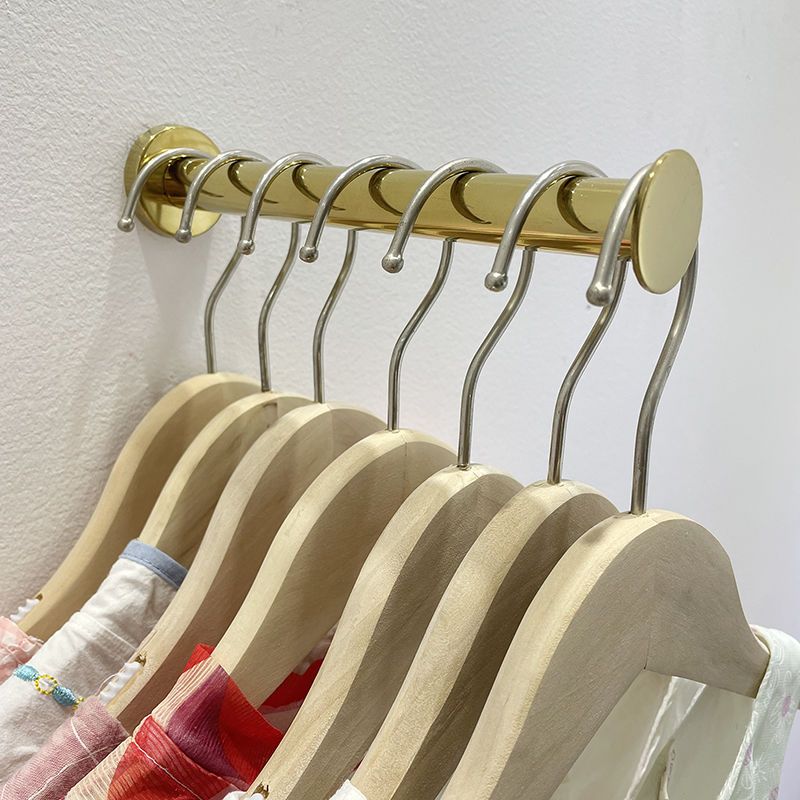 Gouden metalen haken plank muur hangende hangers winkels tonen meubilair decor kleding jas jurk pak ondergoed display rek