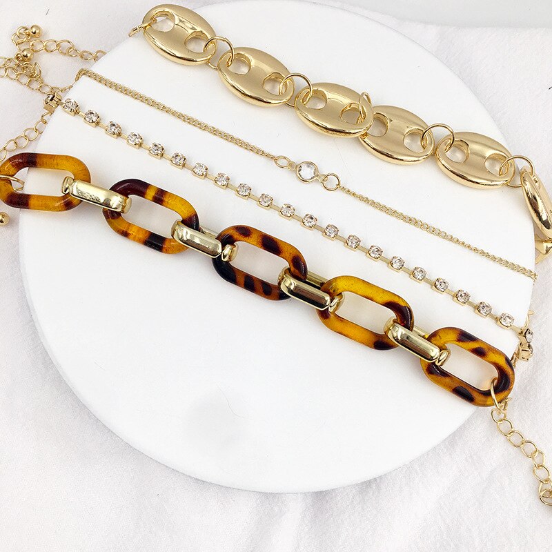 HUANZHI 2020 Nuovo 4 pz/impostato Zircon Acrilico Ovale in Metallo Scava Fuori Il Naso di Maiale a Forma di Braccialetto Alla Moda impostato per Le Donne Del Partito regalo dei monili