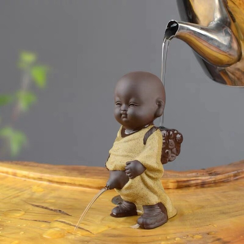 Lila lera te husdjur prydnad buddha figurer liten munk yixing pojke spray kissa tebord heminredning hantverk: Gul