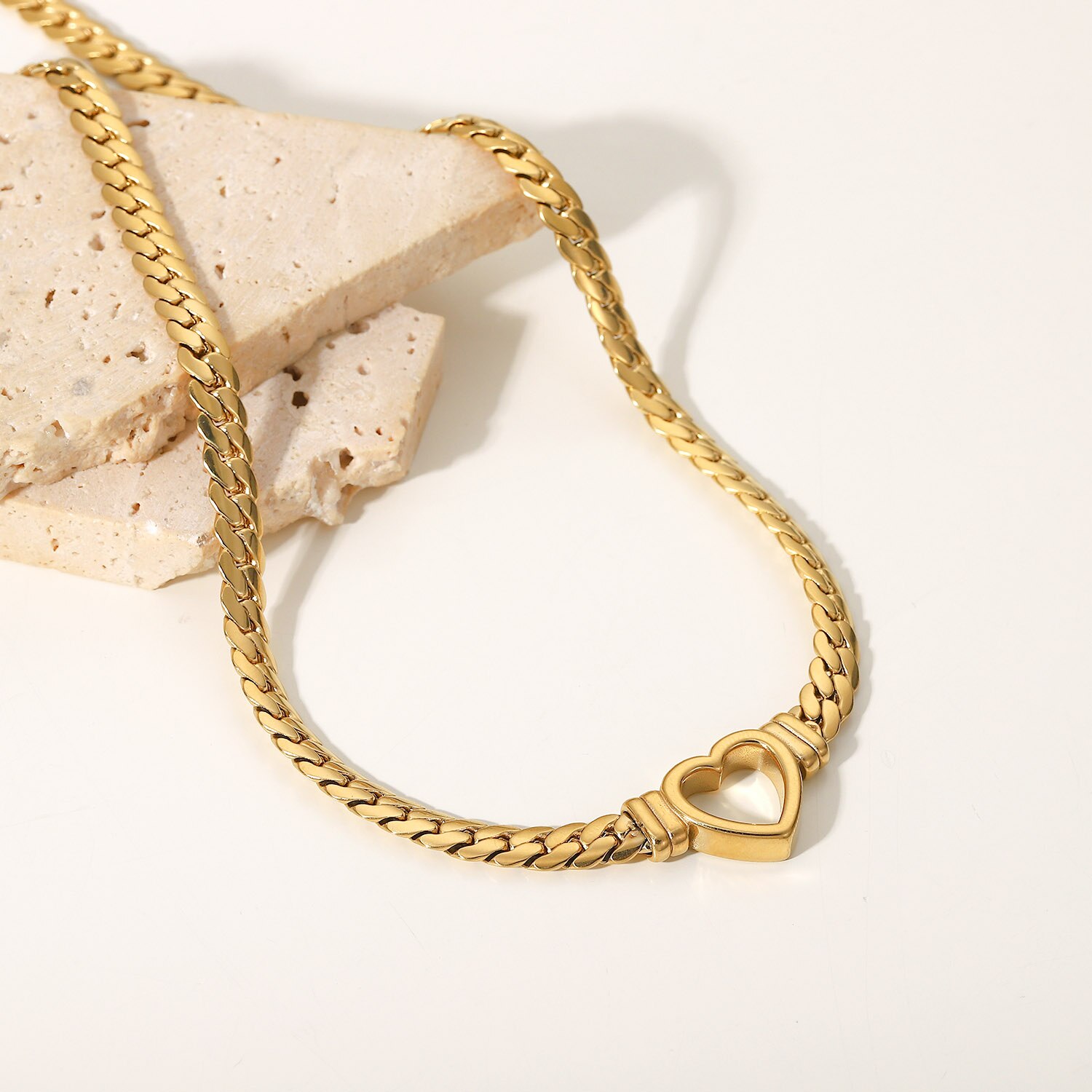 Cadena cubana de acero inoxidable para niñas, collar con colgante de corazón hueco para boda, chapado en oro de 14K, nueva tendencia