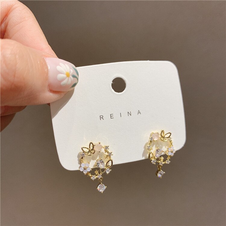 Nuevos pendientes coreanos a la redondos pequeños y dulces de mariposa con diamantes de imitación y flores para mujer, elegantes pendientes de cristal, joyería