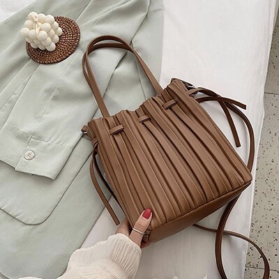 Trekkoord open emmer crossbody tassen voor vrouwen effen kleur geplooide schouder handtassen reis crossbody tas portemonnee: Koffie