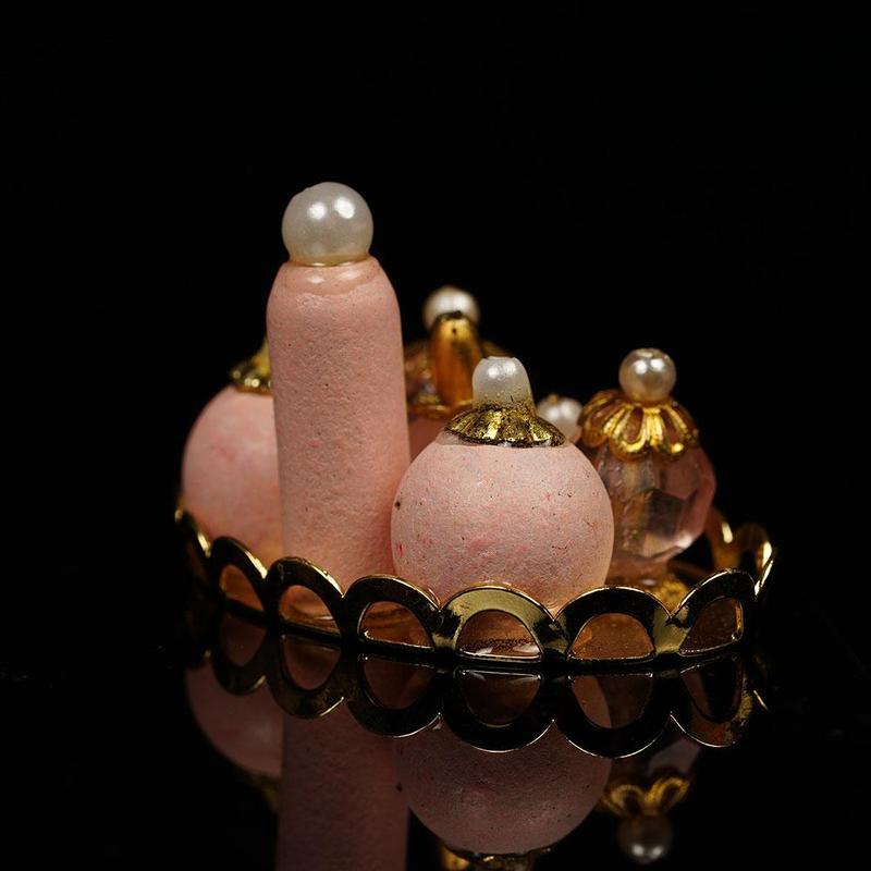 1:12 Accessori Casa Delle Bambole di Simulazione Rosa Profumo Vassoio Giocattolo Modello per il FAI DA TE Casa di Bambola Camera Da Letto Bagno Decorazione Accessori
