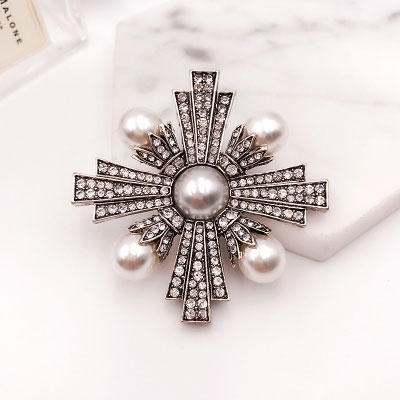 Retro Luxe Vrouwen Strass Kruis Barokke Broche Elegante Parel Sieraden Broches Pins Broche Voor Vrouwen Jas Jurk: Imitation Rhodium Plated