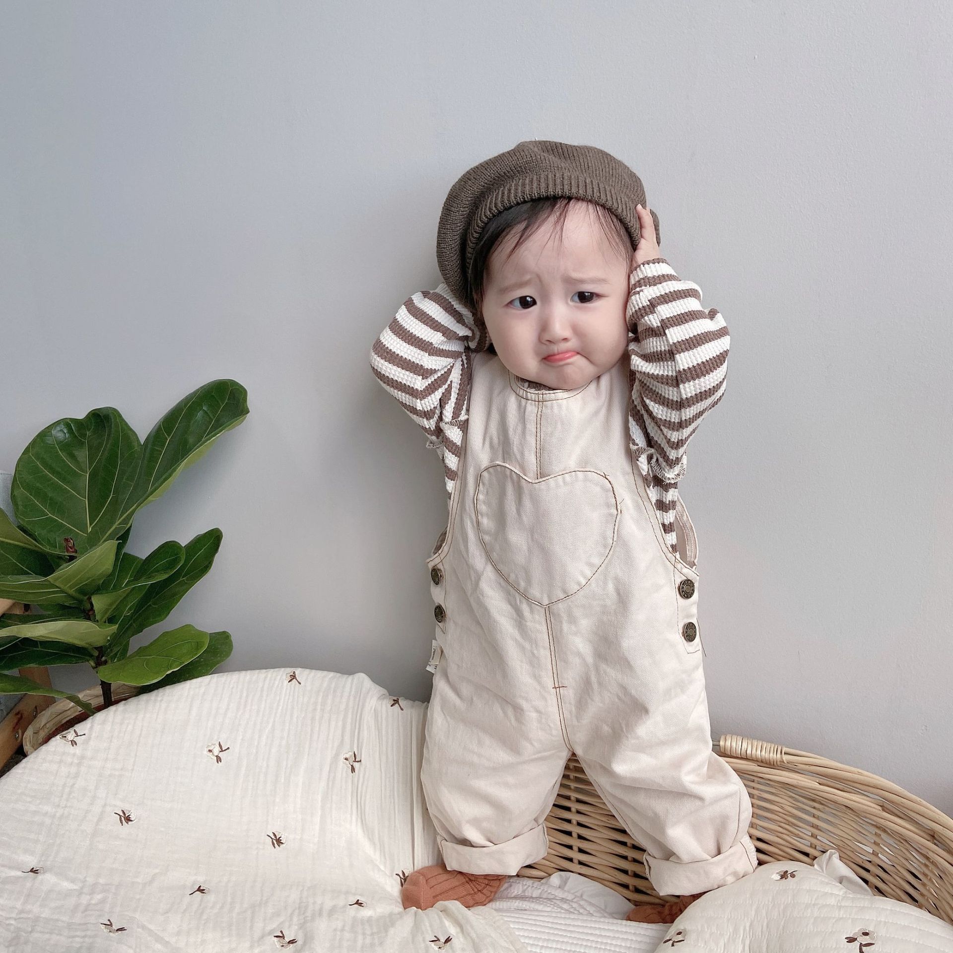 Combinaison en denim ample et doux pour enfants de 0 à 5 ans, à manches pour garçons et filles, à poche en cœur, combinaison automne: Beige / 5T (tag size 120cm)
