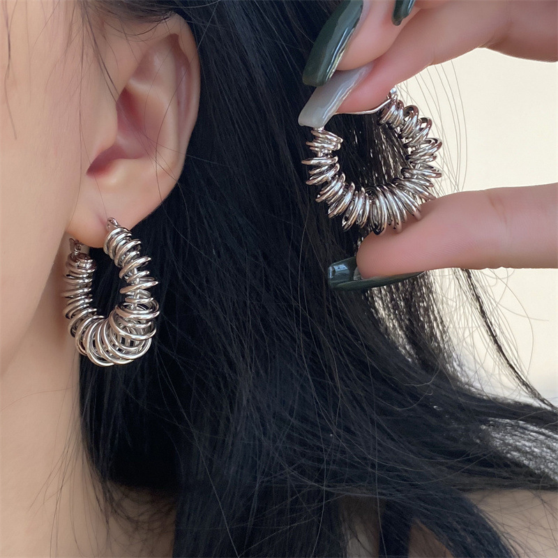 Boucles d'oreilles en métal en forme de C, Style européen et américain, personnalisées, à la , pour dames et filles, accessoires de voyage et de mariage: Couleur jaune clair