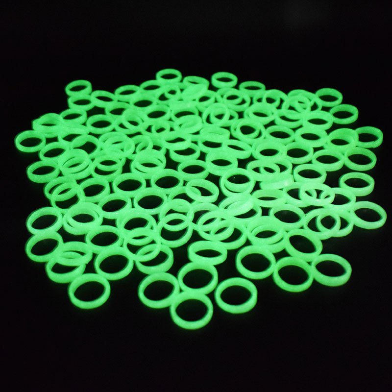 50 pz/lotto gioielli anelli luminosi gioielli fluorescenti carino bagliore di plastica nel buio anello di barretta festa di Halloween