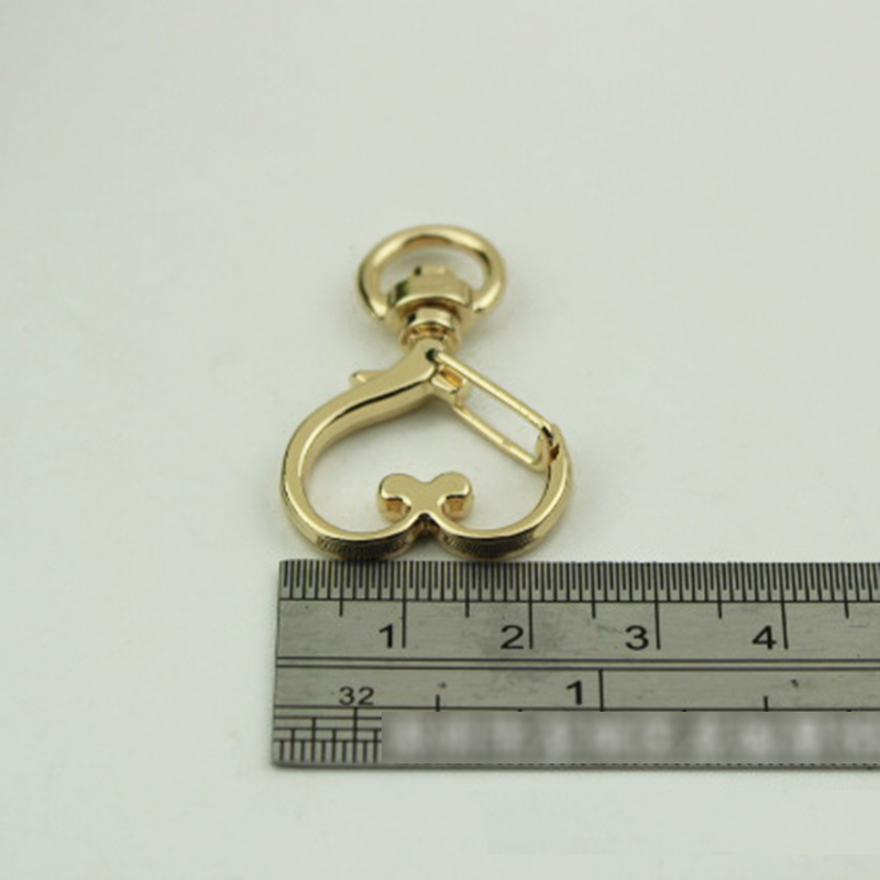 Gancho a presión con forma de corazón metálico, Clips de estilo, para portón de primavera, correa de cuero para mascotas, llavero de cincha, 1 Uds.