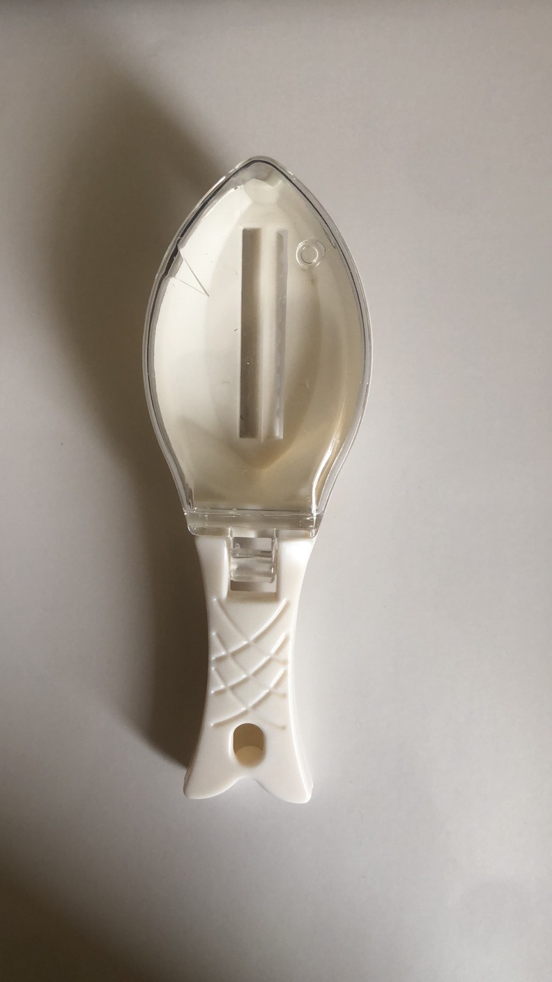 Household Kitchen Tools with Lid Fish Scales Kitchen Fish Scale Planers Manual Scale Removal Prevent Fish Scales From Falling: White