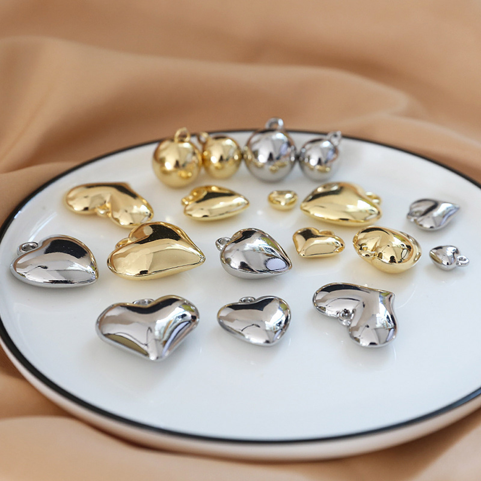 Dijes minimalistas 3D de corazón, colgante de resina de bola de corazón de melocotón chapado brillante para bricolaje, pendientes, collar, fabricación de joyas de , 5 piezas