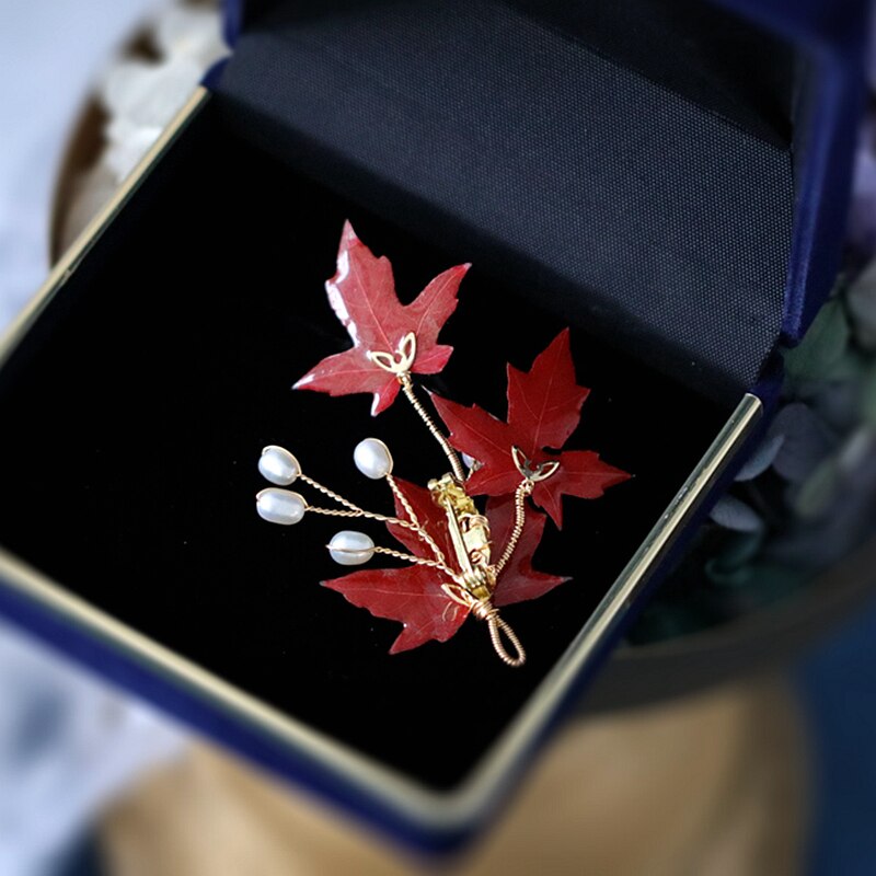 Coeufuedy Barocke Perle Brosche Süßwasser Perle Broschen Für Frauen Partei Natürliche Red Maple Leaf Brosche Handgemachten Schmuck