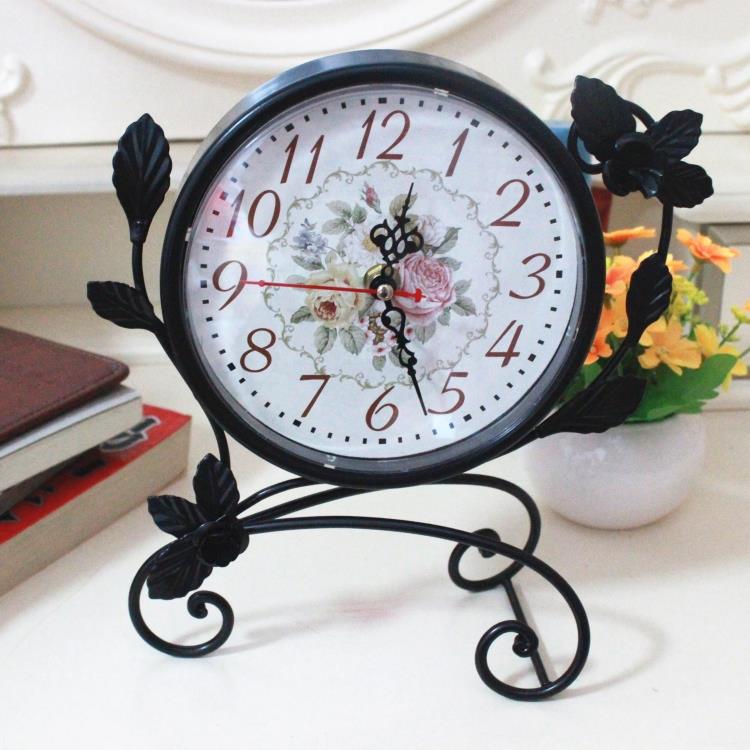 Reloj de escritorio de hierro de estilo antiguo con florero, adornos para el hogar, decoración para el dormitorio, reloj de mesa retro, artesanías de