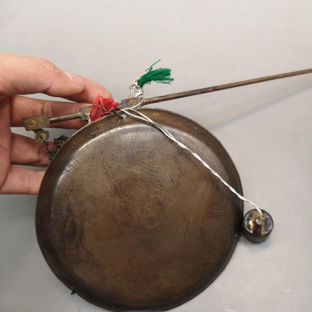 Antieke koperen weegschaal, traditionele chinese geneeskunde, klein handweegschaaltje, ornament