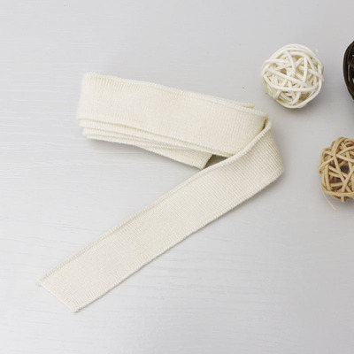 2cm brede, ensfargede, myke, ribbede t-hals i mercerisert bomull, korte mansjetter, elastisk, trådet kant: Antikk messing