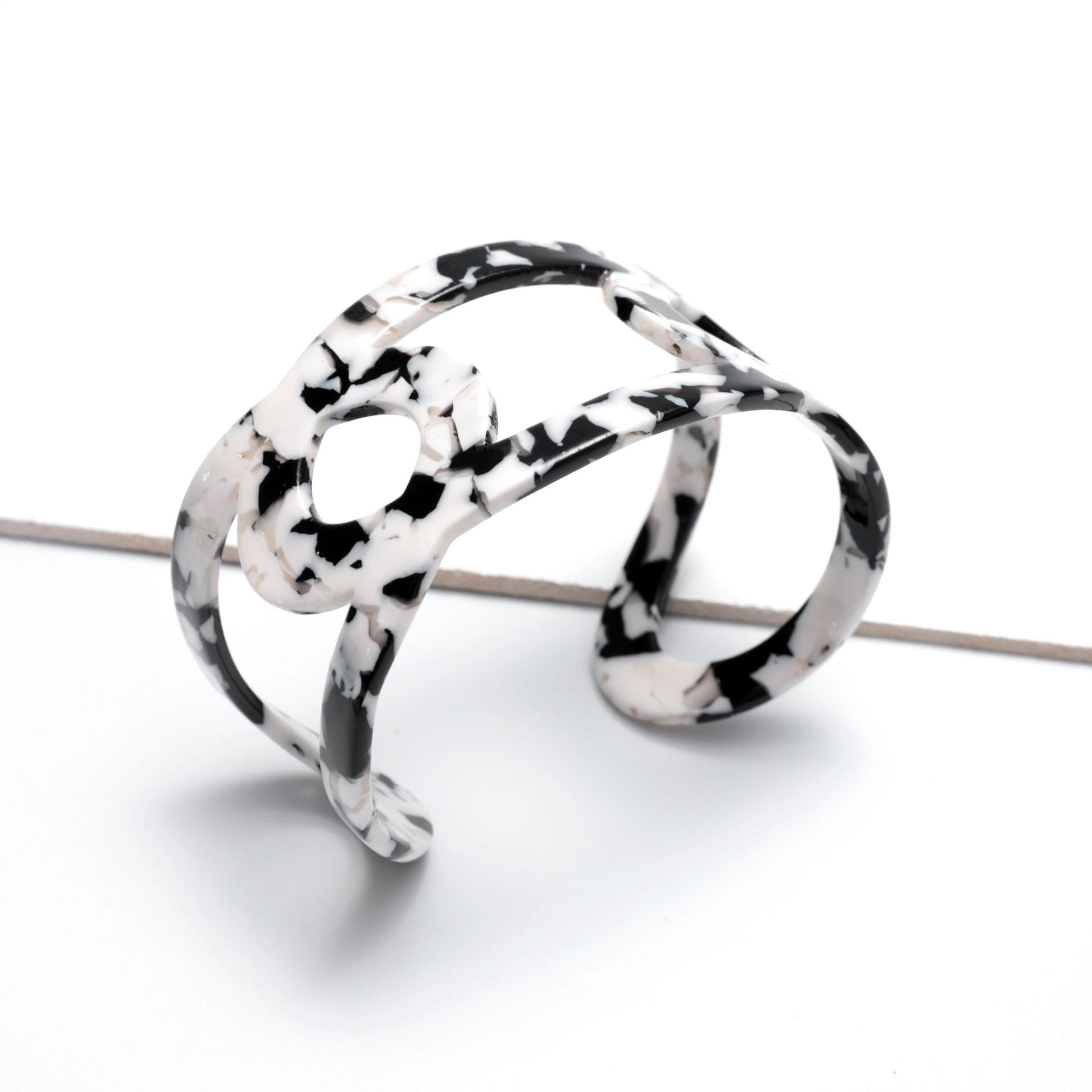 Tortoiseshell Open Cuff Bracelets For Women Hollow Round Leopard Resin Bangles Femme Simple Jewelry: 001