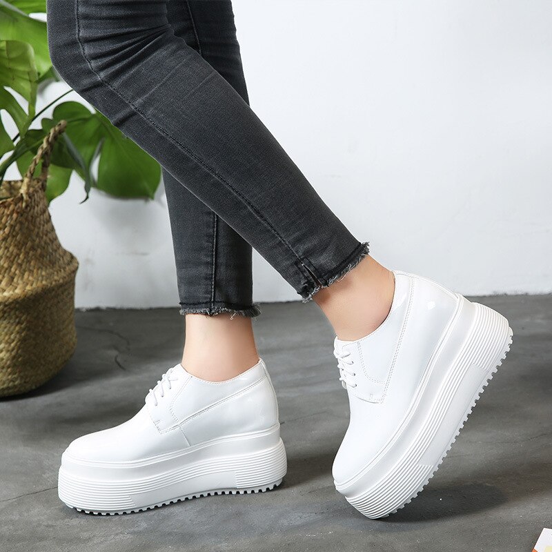 Dam sneakers vit svart höjdökning lack runt huvud tjock sula promenadskor utomhus kvinnliga sportskor