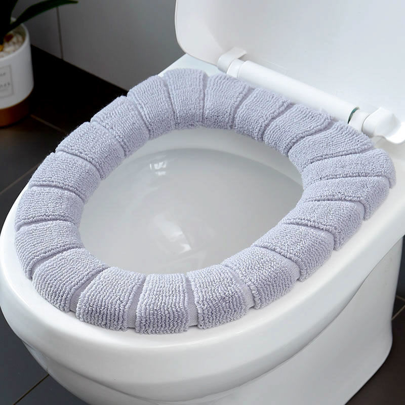 La couverture confortable de siège de toilette est des articles sanitaires chauds, doux et réutilisables de flanelle: grey
