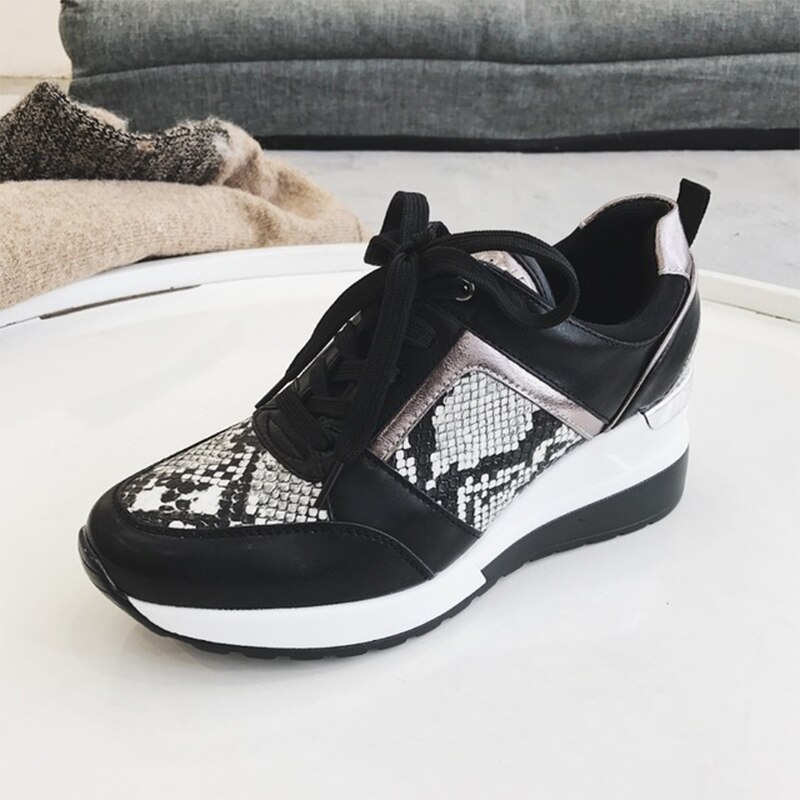 Kvinders sneakers slangeprint vulkaniserede sko kilehæl kvinde løbesko forår efterår kvindelige snøresko damesko: Sort / 9.5