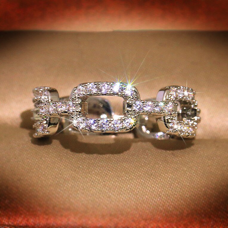 Luxus Weibliche Weiß Kristall Stein Ring Charme Silber Farbe Hochzeit Ringe Für Frauen Jahrgang Platz Hohlen Dünne Engagement Ring