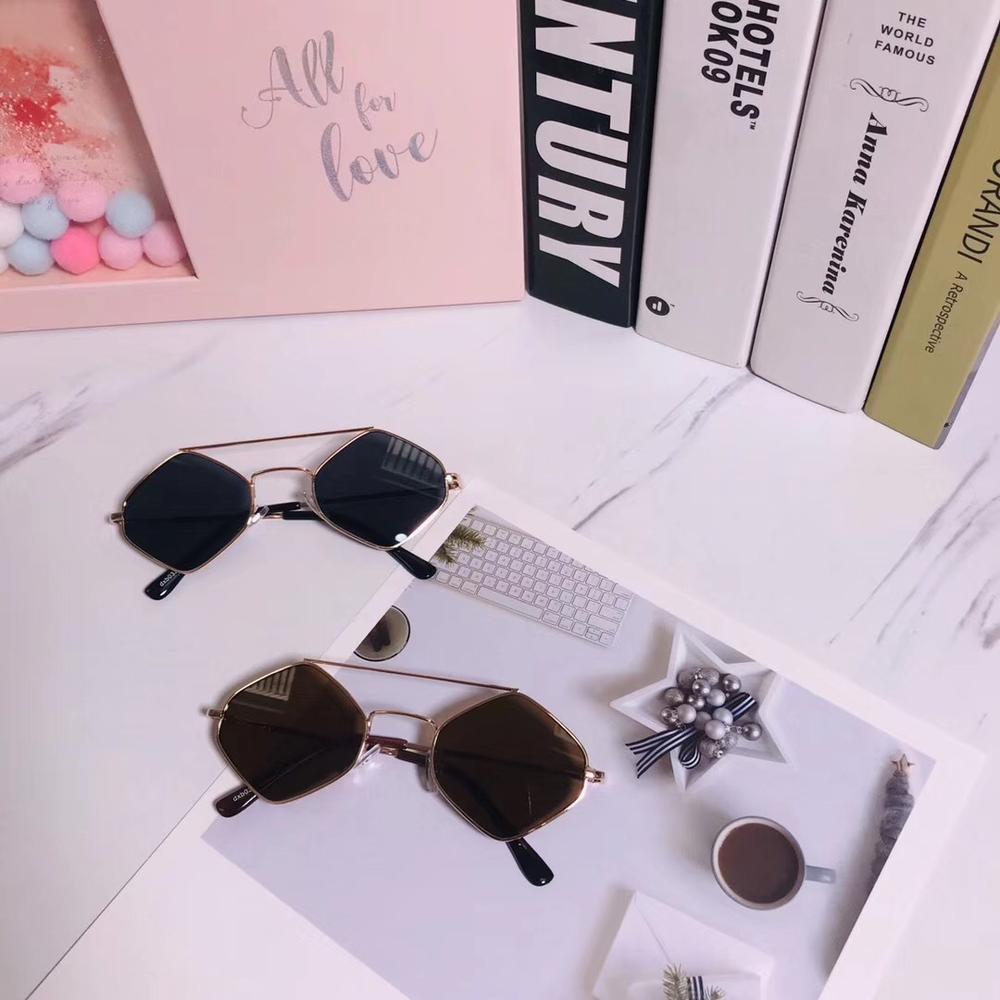 Gafas de sol con forma de polígono de Metal para niños, lentes de protección hexagonales UV, marco de diamante de doble haz, foto de calle