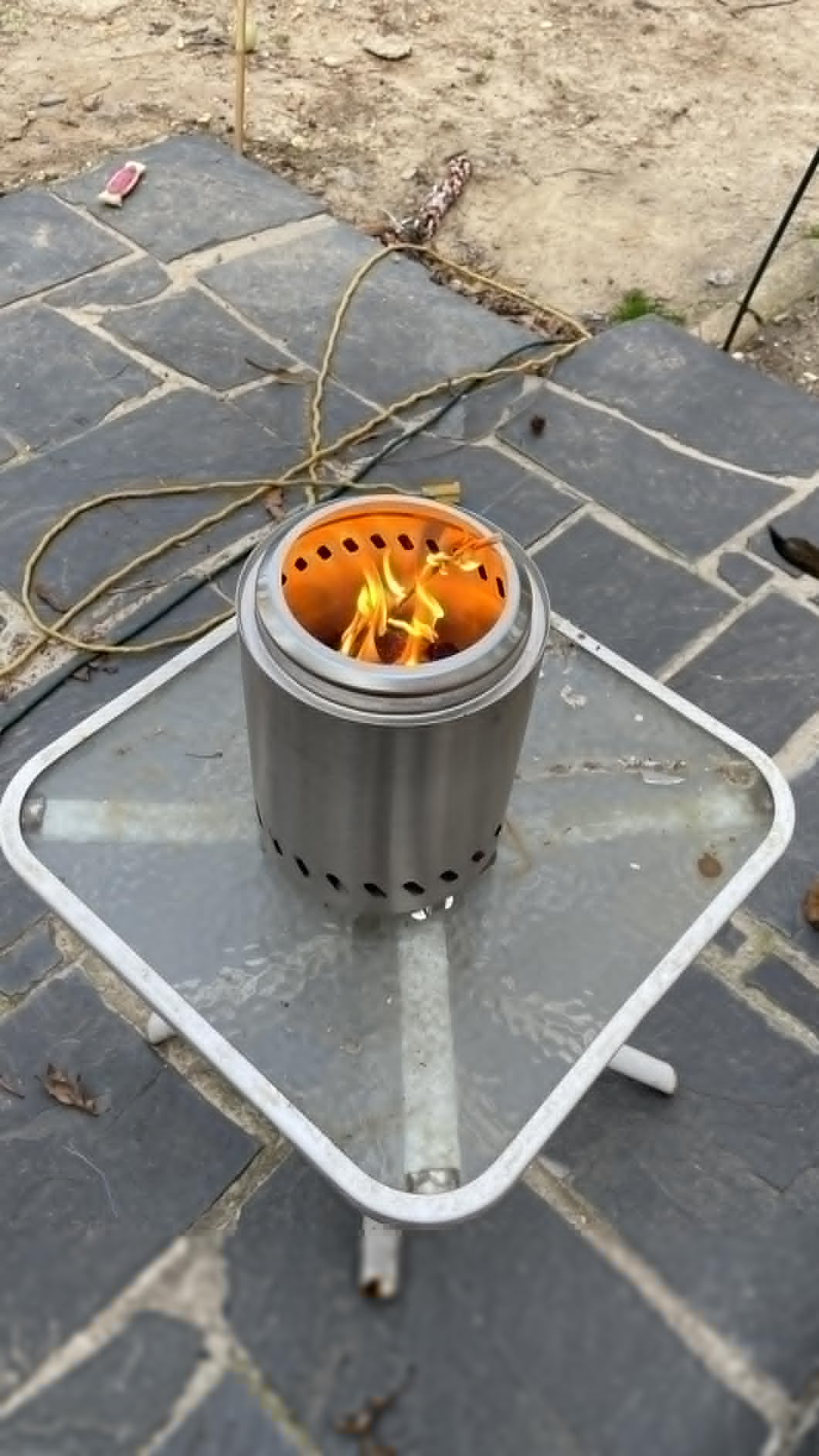 Rökfri utomhuseldstad med bordsskiva i rostfritt stål, bärbar mini-eldstad med vedeldning eller pelletseldning, bärbar brasa