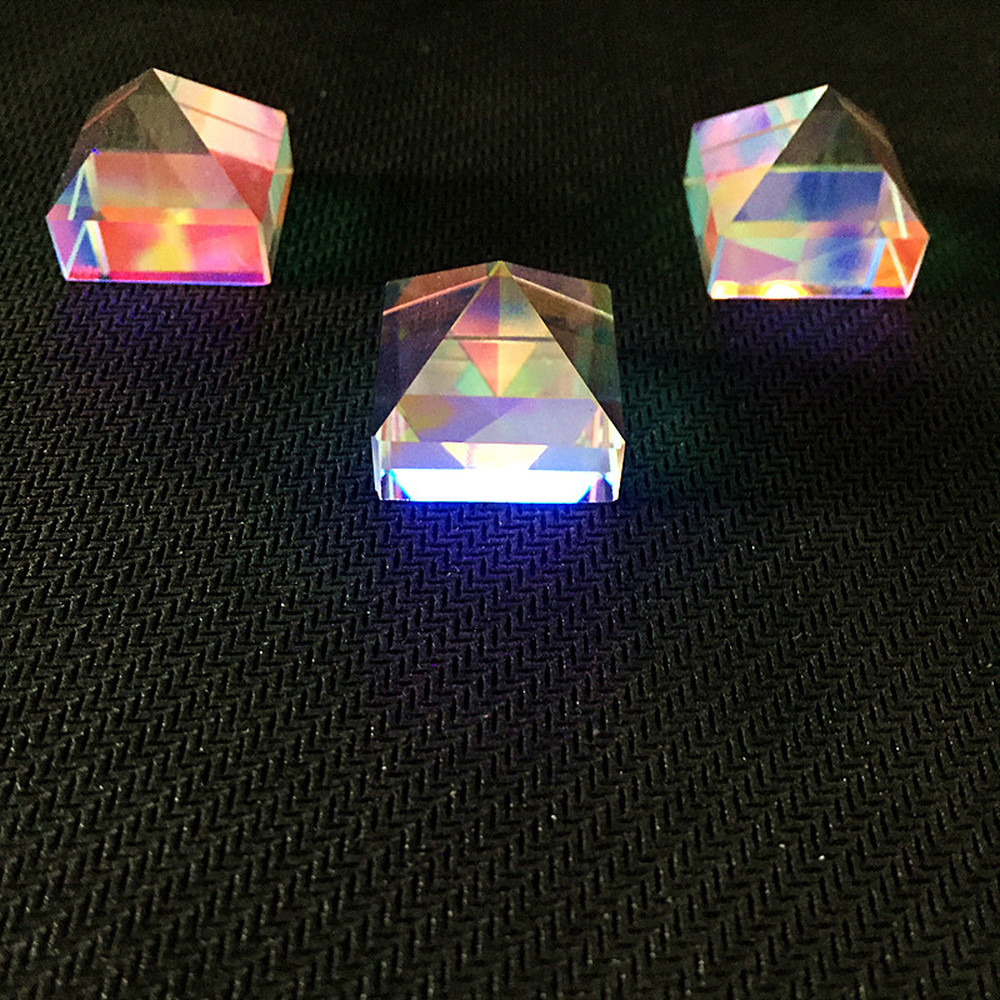 Gekleurde Prisma Piramide Kubus Van Licht Wetenschappelijke Experimenten Vlekkeloze Creatieve Regelingen Valentijnsdag
